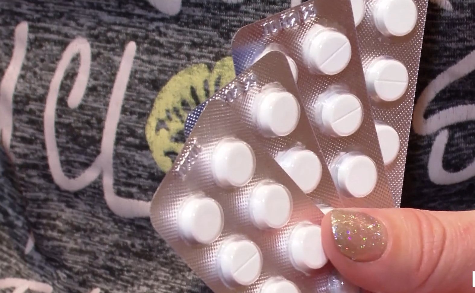 Двухлетний мальчик проглотил таблетку от тараканов приняв ее за витамины в Бийске Инцидент произошёл когда малыш был дома Мальчик перепутал яд с витаминами и проглотил таблетку К счастью родители быстро вызвали скорую помощь Фельдшеры провели зондовое промывание желудка после чего госпитализировали в состоянии средней степени тяжести Сейчас угрозы жизни ребенка нет Врачи отмечают что трагедии удалось избежать благодаря быстрой реакции матери Однако стоит помнить что подобные вещества и лекарства следует хранить в недоступных для детей местах Катунь 24 в MAX