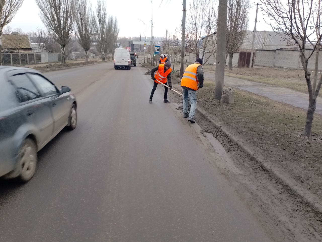 ‼ Коммунальные службы Бердянска приступили к уборке придорожного смета   Весна в Бердянске наступает стремительно. Температуры уже относительно высокие. И хотя похолодания еще могут быть, до новых гололедов и метелей дело, вряд ли, уже дойдет.  В этой связи сотрудники МУП «Благоустройство Бердянск» приступили к уборке придорожного смета в городе и грязи.  За один день этого не сделать. А в результате поэтапной планомерной работы к наступлению полноценного тепла дороги и город в целом будут убраны.