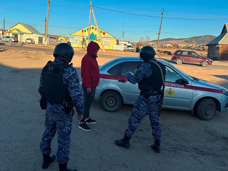 В Бурятии росгвардейцы задержали трех мужчин находившихся в федеральном розыске Минувшие сутки оказались урожайными для росгвардейцев Бурятии В Улан Удэ и Мухоршибирском районе сотрудники вневедомственной охраны задержали сразу трех мужчин числившихся в федеральном розыске сообщили в республиканском управлении Росгвардии В Железнодорожном районе Улан Удэ внимание сотрудников группы задержания привлек подозрительный прохожий Когда он увидел служебный автомобиль то стал часто оборачиваться на него и ускорил шаг Его задержали При установлении личности задержанный специально говорил очень тихо Оказалось не напрасно Он был объявлен в три розыска два федеральных и один оперативный В Мухоршибирском районе росгвардейцы увидели мужчину неопрятного вида При проверке его личных данных стражи правопорядка выяснили задержанного ищут за неуплату компенсации за мошенничество У третьего задержанного на этот раз в Советском районе в Улан Удэ все просто Он находился в розыске за нарушение правил дорожного движения Все задержанные переданы инициаторам розыска Baikaldaily