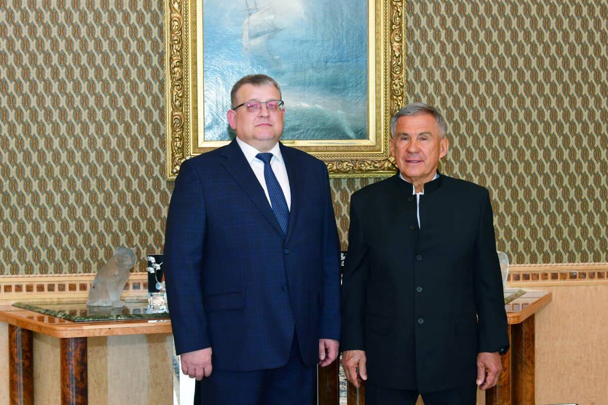 Состоялась встреча Раиса Татарстана Рустама Минниханова с начальником Пограничного управления ФСБ России по Саратовской и Самарской областям Юрием Урвановым Стороны обсудили ключевые направления взаимодействия между Правительством Татарстана и пограничной службой. Особое внимание было уделено вопросам обеспечения государственной безопасности и координации усилий на приграничных территориях. Пограничное управление ФСБ России по Саратовской и Самарской областям отвечает за охрану сухопутного участка государственной границы с Казахстаном, а также осуществляет деятельность в воздушных пунктах пропуска ряда региональных аэропортов. В их числе – аэропорты Казани, Нижнекамска, Саратова, Самары, Уфы, Нижнего Новгорода, Перми, Ульяновска, Саранска и Чебоксар.