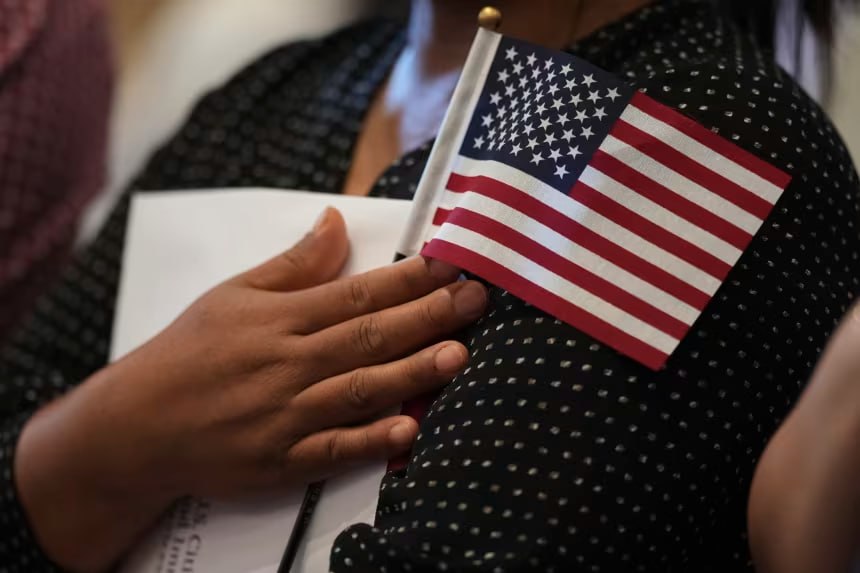 В США соискателей вида на жительство и разрешений на работу будут проверять на антиамериканизм В том числе изучая социальные сети соискателя Либералы уже называют это возвращением маккартизма Но миграционные службы считают что фильтрация необходима Америка не должна предоставлять льготы тем кто презирает страну и пропагандирует антиамериканские идеологии заявил представитель Службы гражданства и иммиграции США Мэтью Трагессер