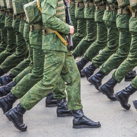 Размер штрафа за несообщение военкомату о переезде повысили до 20 тыс. руб. Наказывать также будут и за неявку по повестке после смены места жительства без регистрации.