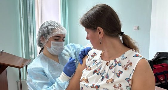 За прошлую неделю в Коми гриппом и ОРВИ заболели более 5 тысяч человек Среди них 2 4 тысячи дети до 14 лет На карантин частично вышли 2 класса в 2 школах и 17 групп в 13 детских садах в 6 муниципалитетах Общий уровень заболеваемости остается на 34 ниже эпидемического порога а заболеваемость новым Гонконгским гриппом остается мизерной всего 7 случаев в регионе komitesha