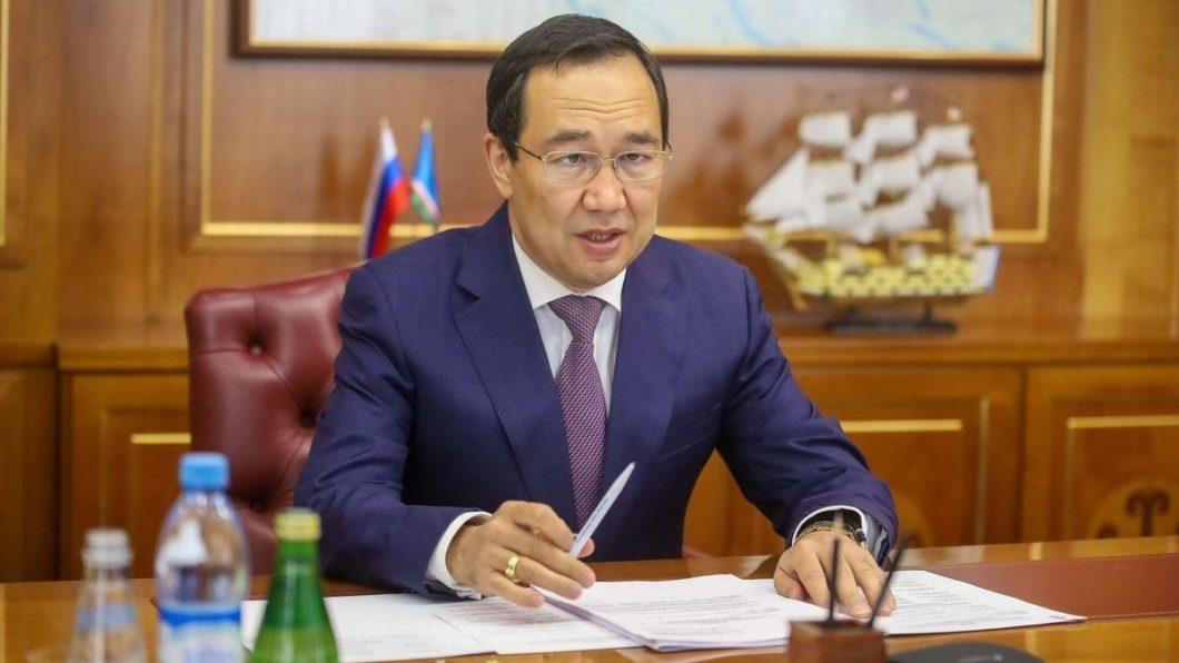 Зато не последние Рейтинг перспективности трудоустройства за второй квартал 2025 года от hh.ru расставил дальневосточные регионы в привычной уже конфигурации - все, кроме одного. Якутия жестко приземлилась на 71 место рейтинга - хуже Тывы, которую злые языки часто называют чуть ли не самым депрессивным регионом России. Как так получилось? Алмазные и другие вахтовые зарплаты, в других рейтингах тянущие медианную зарплату в республику вверх, здесь запнулись о суровую реальность. Да, платят в среднем 91 тысячу но тут вспоминается старый анекдот о том, как в среднем все едят бутерброды с икрой , зато прожиточный минимум - почти 27 тысяч рублей, один из самых высоких в стране. Безработица одна из самых высоких в ДФО 4,5% , соискателей больше среднего 6,7 человек на вакансию , но найти работу они, очевидно, не могут, несмотря на нарисованные радужные цифры. Как итог - 6,2% якутян ищут работу в других регионах России. Тлен. И вроде все цифры либо нормальные, либо и вовсе красивые, а реальность, если все сложить - она вот такая. Помните об этом, когда увидите очередной полный бравады пост о том, как под руководством Айсена Сергеича в Якутии все потрясающе - потому что оно вот так.