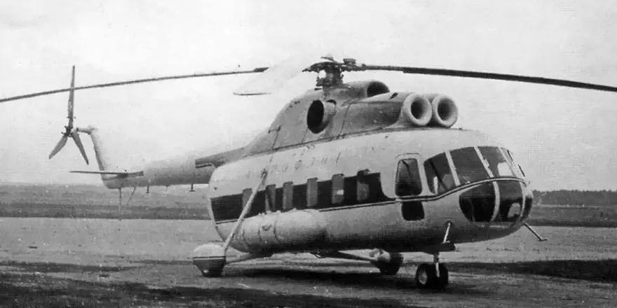 17 сентября 1962 первый полет прототипа знаменитой восьмерки История легендарного Ми 8 началась с нескольких испытательных полетов Первый прототип В 8 с одним двигателем и четырехлопастным несущим винтом поднялся в воздух летом 1961 года Но настоящим прорывом стала двухдвигательная модификация В 8А с новым пятилопастным винтом Именно ее 2 августа 1962 года впервые оторвал от земли летчик испытатель Николай Лёшин а менее чем через два месяца 17 сентября машина совершила первый полет по кругу Уже в 1965 году вертолет получивший имя Ми 8 пошел в серийное производство в Казани Его популярность была ошеломляющей спрос был так высок что к 1970 году была открыта вторая сборочная линия в Улан Удэ Не зря Ми 8 прозвали вертолетом ста профессий винтокрылый труженик оказался идеальным по соотношению вместимости грузовой кабины и грузоподъемности скорости и дальности полета неприхотливости в обслуживании и стоимости летного часа Пригодный к длительной эксплуатации в отрыве от подразделений техобслуживания универсальный и надежный Ми 8 был незаменимым для работы в отдаленных регионах на нефтяных промыслах и в геологических экспедициях Благодаря сумме качеств определяющих эффективность винтокрылой машины Ми 8 стал одним из самых массовых вертолетов в истории авиации К середине 2010 х годов было выпущено свыше 12 тысяч машин более чем 130 различных модификаций ВертолетыРоссии Ростех Ми8