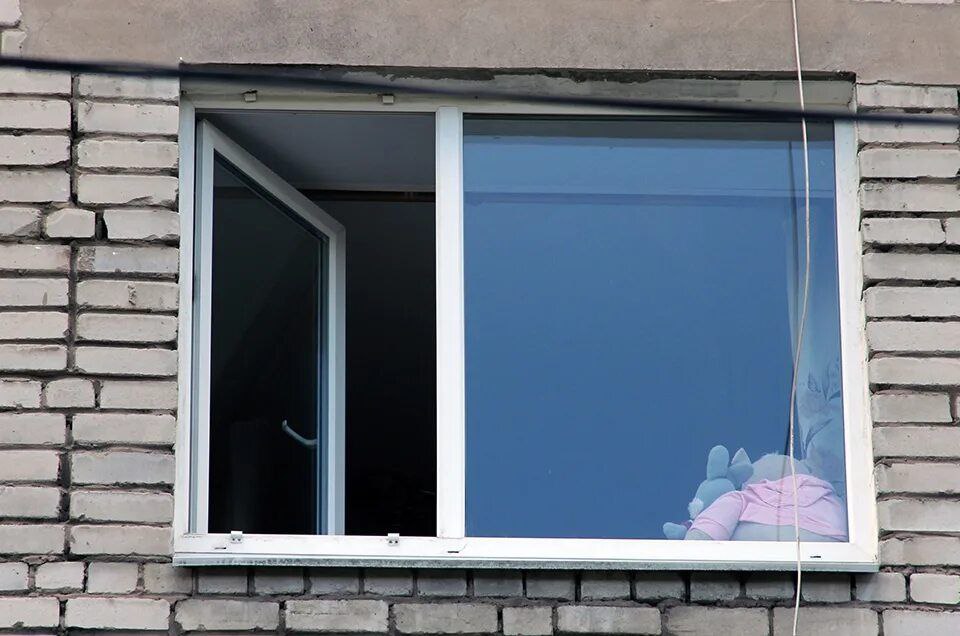 Пенсионерка едва не выпала из окна в Сыктывкаре Спасатели Сыктывкарского отряда «СПАС-Коми» выезжали на помощь пожилой женщине. Вечером 1 августа в ЕДДС позвонил звонок. Соседи сообщили, что растерянная пожилая женщина сидит на подоконнике окна малоэтажного дома на ул. Ярославской. На место срочно выехали спасатели. С помощью автолестницы они поднялись на нужный этаж и помогли пенсионерке вернуться в квартиру.