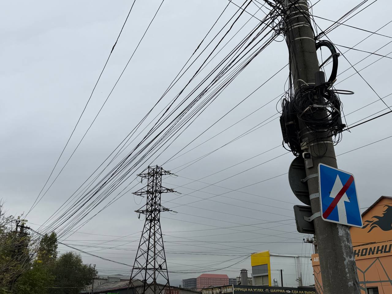 В Махачкале провайдеры начали перенос своих коммуникаций под землю В Махачкале на улице Дахадаева ведутся работы по переводу коммуникаций с надземного размещения в подземную кабельную канализацию Мероприятия проводятся провайдерами по предписанию Управления административно технической инспекции и муниципального контроля Работы начались на участке от улицы Расула Гамзатова до улицы Коркмасова Кроме того уже проведены земляные работы по строительству и укладке кабельной канализации на перекрёстках с улицами Ахмата Хаджи Кадырова Ермошкина и Коркмасова По проложенным отводам уложен новый оптический кабель Как сообщили в городской администрации работа по приведению линий связи в соответствие с требованиями благоустройства будет продолжена и на других улицах столицы Дагестана Это позволит улучшить эстетический вид улиц и повысить надёжность коммуникаций