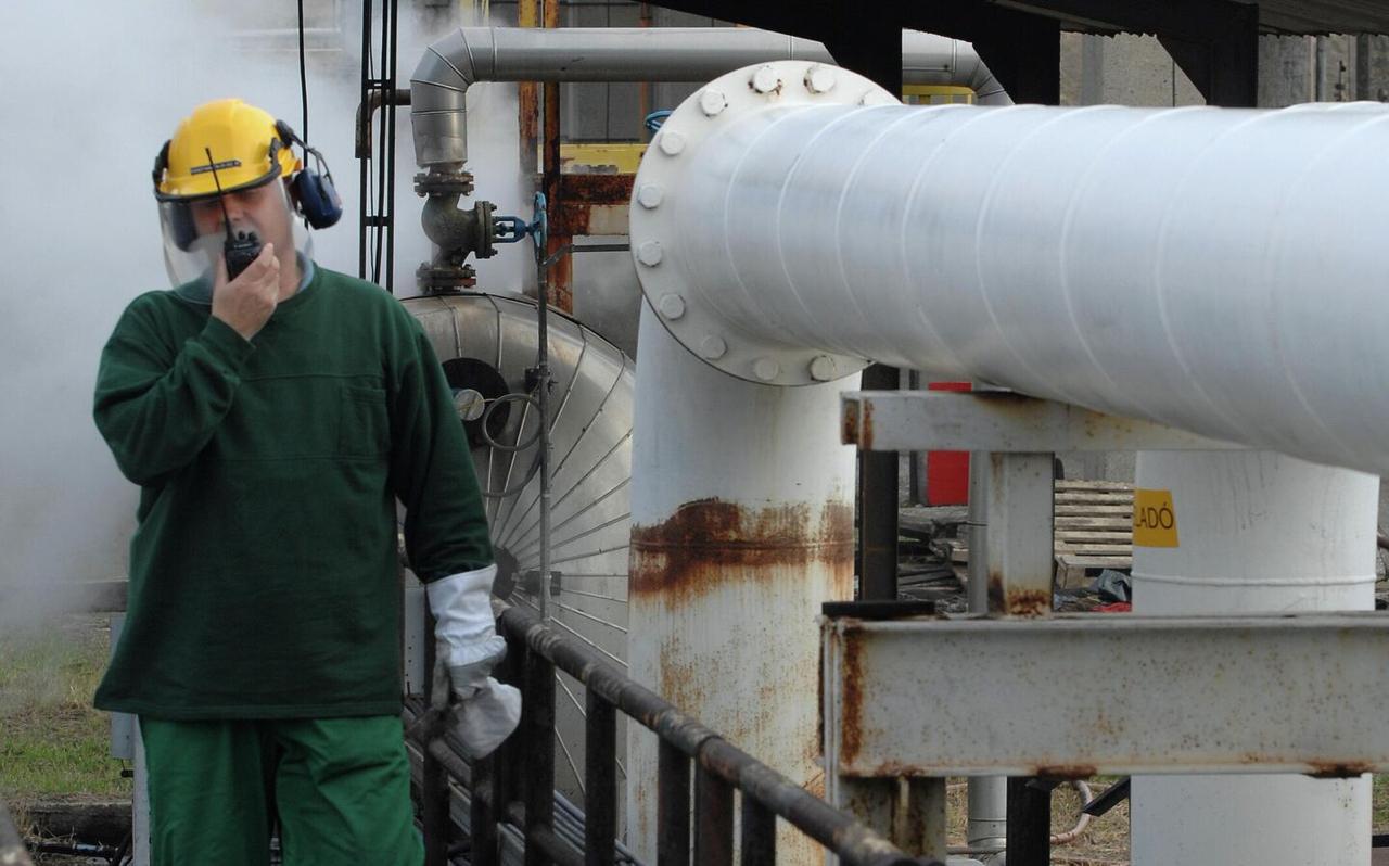 Поставки нефти в Словакию по Дружбе приостановлены с начала февраля утверждает Bloomberg По данным Минэкономики республика располагает стратегическими запасами черного золота приблизительно на 90 дней Ведомство ожидает что поставки по Дружбе возобновятся в ближайшие дни Утверждается что Укртранснафта технически готова возобновить транспортировку нефти по Дружбе в Венгрию и Словакию Однако руководство компании не дает на это разрешения