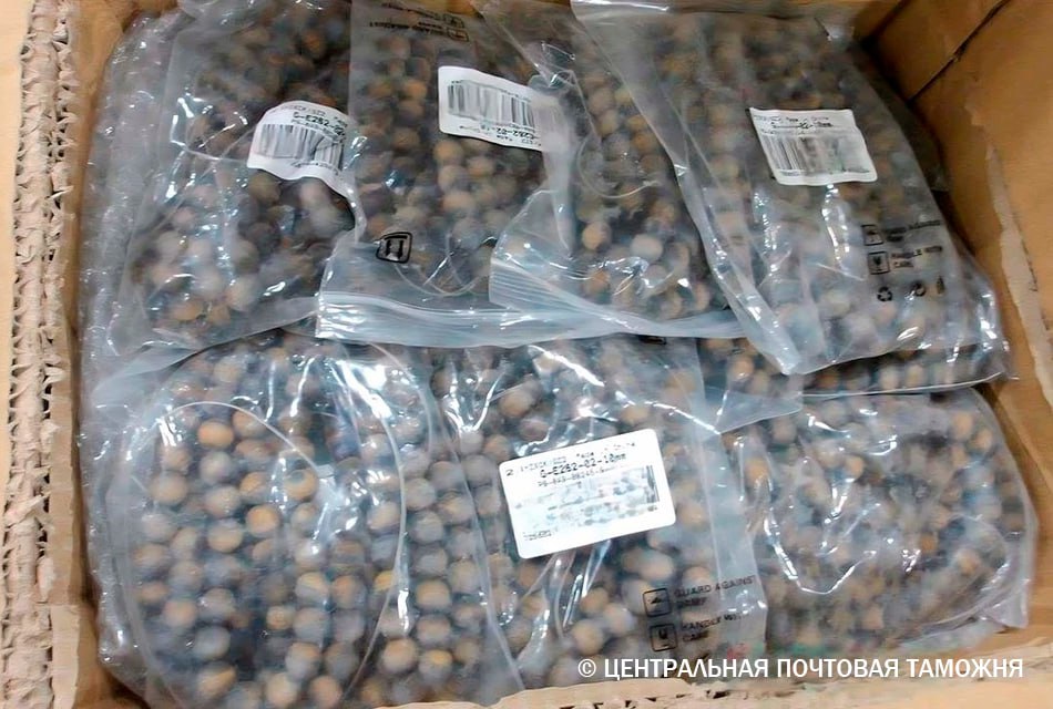 Сияние от которого лучше держаться подальше радиоактивные бусы из Китая развернули на границе Таможенники в Казани перехватили две посылки из Китая с 30 килограммами особенных бусин для бижутерии Вместо безобидного стекла внутри обнаружились камни с торием 232 и бета частицами уровень гамма излучения превышал норму в 15 раз Опасный груз из 235 пакетиков с разноцветными заготовками вернули отправителю Петербурженка заказавшая товар осталась без украшения но по крайней мере без лишней дозы радиации Читай нас в MAX Читай нас в Telegram