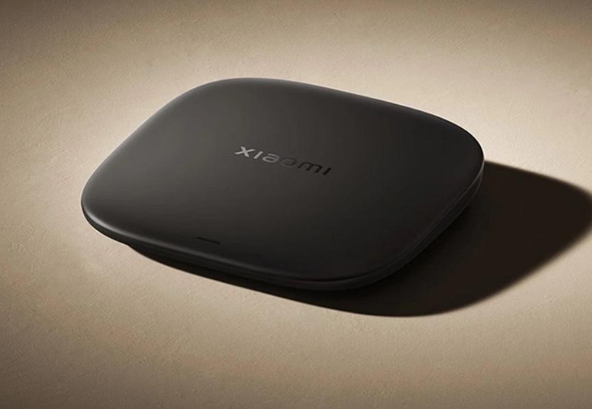Настало время обновить еще один гаджет: Xiaomi представила новые ТВ-приставки Mi Box 5 и 5 Max Базовую версию сразу записываю в проходняк — там всего 2/32 ГБ памяти. Маловато. Она будет стоить 299 юаней около 3410 р . Mi Box 5 Max получит 4/64 ГБ памяти. Ее оценили в 499 юаней примерно 5689 р . Остальные характеристики одинаковы: Dolby Vision, Dolby Atmos, DTS:X, WiFi 6 и Bluetooth 5.2. Старт продаж намечен на 15 мая — надо будет ждать появления на AliExpress. Лямин