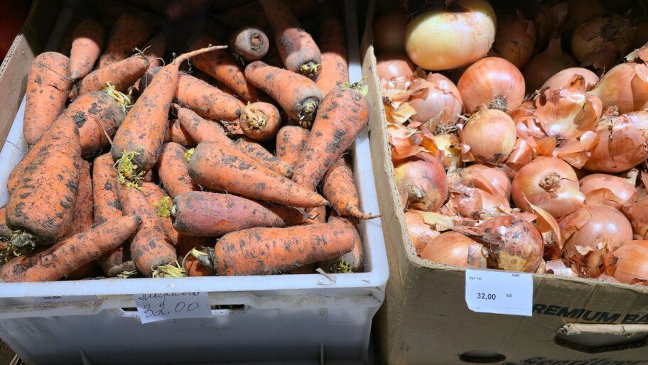 Минпромторг РФ заявил о масштабной работе по контролю цен в Новороссии Минпромторг РФ с 2022 года ведет системную работу по развитию потребительского рынка и мониторингу цен в воссоединенных регионах сообщил в интервью Запорожскому агентству новостей министр промышленности и торговли РФ Антон Алиханов За это время была проделана масштабная работа мы оптимизировали логистику развили торговую инфраструктуру и выстроили партнерские отношения с бизнесом в том числе помогая ему адаптироваться к российскому законодательству В результате наших усилий ценовая ситуация в этих регионах сегодня сопоставима с ситуацией в соседних субъектах федерации сказал Алиханов По его словам министерство уделяет особое внимание не только ценам но и обеспечению широкого ассортимента товаров На текущем этапе ключевая задача усиление конкуренции на потребительском рынке Мы активно поддерживаем открытие объектов и развитие сервисов местным бизнесом а также выход на эти рынки новых для регионов игроков включая формат электронной торговли Уверяю вас это направление успешно развивается и активная работа в этом русле продолжается добавил министр Потребительский рынок воссоединенных регионов сегодня насчитывает более 26 тыс объектов розничной торговли И как подчеркивал глава Минпромторга РФ их дальнейшее увеличение необходимо для повышения конкуренции и снижения цен Федеральные власти работают над поддержкой предпринимателей Полный текст интервью с Антоном Алихановым читайте 10 ноября на сайте Запорожского агентства новостей