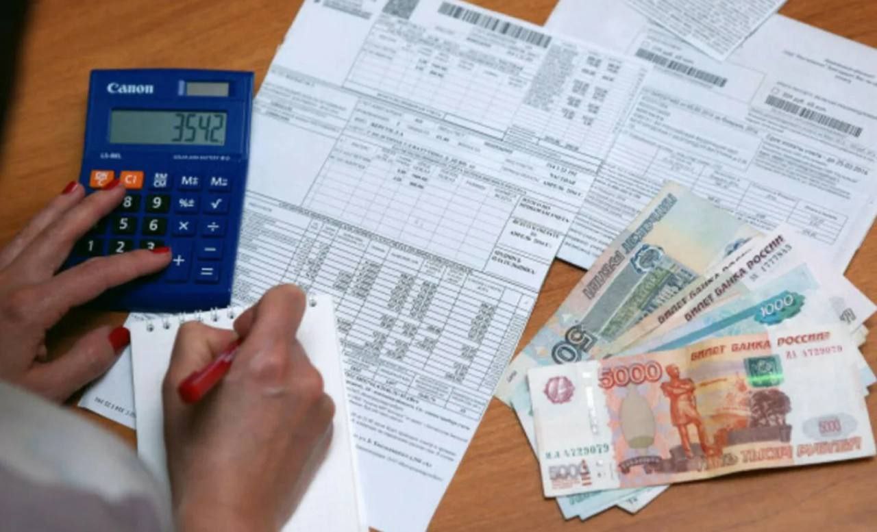 За ЖКУ в 2026 году придется платить по другому Крайний срок оплаты квитанций сдвинется на 5 дней позже Об этом напомнил зампред комитета Госдумы по строительству и ЖКХ Сергей Колунов По его словам закон должен поддержать граждан которые получают зарплату 12 го или 15 го числа Им станет удобнее оплачивать ЖКУ после поступления денег UFA RB Подписаться Прислать новость При отключении интернета доступен наш канал в Max