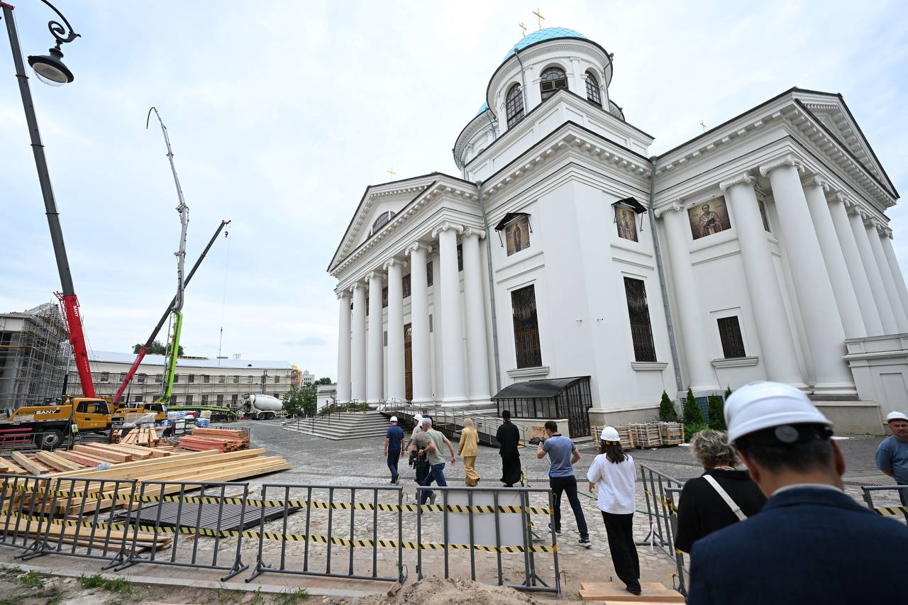 Фасады, за которыми — вера, время и память В Казани завершается реконструкция фасадов зданий Богородицкого монастыря: Церкви Николы Тульского, настоятельского корпуса и корпуса для монахинь. На объекте работают до 500 человек. Уже проведены демонтаж, усиление фундаментов и стен, выполнена докомпановка аварийных кирпичных кладок, оштукатурены фасады, установлены оконные проемы. Завершение фасадных работ планируется во второй половине июля. Ход реконструкции проверил мэр Казани Ильсур Метшин. Все три здания в этом году получили статус объектов культурного наследия регионального значения. История Богородицкого монастыря началась в 1579 году и связана с Казанской иконой Божией Матери — одной из главных святынь РПЦ.