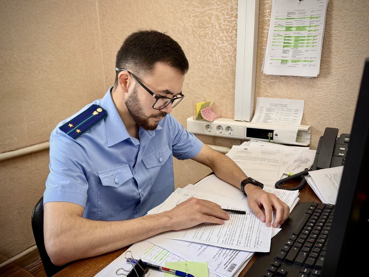 После вмешательства прокурора инвалиду произведен перерасчет платы за вывоз мусора Прокуратура Новоселицкого района по обращению местного жителя – инвалида III группы провела проверку исполнения законодательства в жилищно-коммунальной сфере. Установлено, что региональным оператором в течение 6 лет мужчине незаконно начислялась плата за вывоз твердых коммунальных отходов из расчета на четырех человек, тогда как фактически в домовладении зарегистрирован и проживал он один. В этой связи прокурором руководителю уполномоченной организации внесено представление, по результатам рассмотрения которого инвалиду произведен перерасчет платы за вывоз отходов в размере более 25 тыс. рублей. В связи с тем, что у коммунальной организации отсутствовали документы, подтверждающие проживание в доме заявителя четырех человек, за обман потребителя прокурором в отношении фирмы возбуждено дело об административном правонарушении, предусмотренном ч. 1 ст. 14.7 КоАП РФ. По результатам его рассмотрения юридическое лицо привлечено к административной ответственности в виде штрафа в размере 10 тыс. рублей.