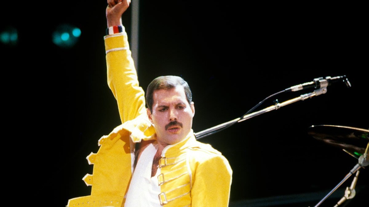 Умерла тайная дочь Фредди Меркьюри Умерла Биби тайная дочь фронтмена группы Queen Фредди Меркьюри Ей было 48 лет она работала врачом жила с семьей в Европе и скончалась от рака позвоночника Об этом сообщает издание Daily Mail Музыкант стал отцом в 1976 году во время романа с замужней женщиной и держал это в строгой тайне от всех кроме нескольких самых близких друзей При этом Меркьюри поддерживал теплые отношения с дочерью до своей смерти в 1991 году и даже посвятил ей несколько песен Девочка с раннего детства знала кто был ее настоящим отцом О существовании дочери певца стало широко известно лишь в прошлом году после выхода книги писательницы Лесли Энн Джонс Любовь Фредди У Биби остались муж и двое сыновей в возрасте девяти и семи лет Семья рассматривает возможность публикации ранее неизвестных фотографий в том числе с Фредди Меркьюри Подписаться на truekpru Читать нас в MAX