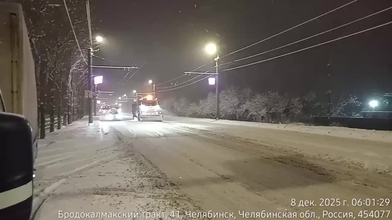 Челябинск активно очищает дороги от снега с помощью 133 единиц техники