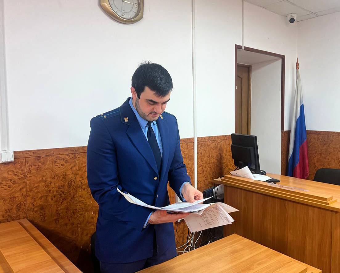 Прокуратура Бабаюртовского района в судебном порядке защитила права ребенка инвалида на обеспечение жизненно важными лекарствами Прокуратура Бабаюртовского района провела проверку соблюдения законодательства о льготном лекарственном обеспечении Поводом для надзорных мероприятий послужил факт нарушения прав ребенка инвалида страдающего сахарным диабетом 1 типа Установлено что по медицинским показаниям в связи с риском развития жизнеугрожающих осложнений несовершеннолетняя была переведена на помповую инсулинотерапию Однако вопреки требованиям федерального закона ребенок не был своевременно и в полном объеме обеспечен необходимым количеством инсулиносодержащего препарата и средствами диагностики В целях восстановления нарушенных прав несовершеннолетней прокурор Бабаюртовского района направил в Советский районный суд г Махачкалы исковое заявление об обязании уполномоченного органа устранить допущенные нарушения Суд удовлетворил исковые требования в полном объеме Исполнение судебного решения находится на контроле прокуратуры района