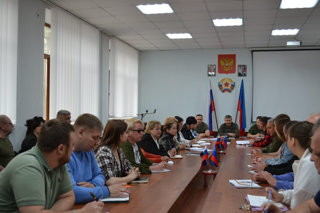 Сегодня провел расширенное совещание с руководителями структурных подразделений, а также представителями подведомственных учреждений и предприятий Администрации Старобельского муниципального округа. На совещании заслушал отчеты коллег о проделанной работе. Одной из ключевых тем обсуждения стало качество работы коммунальных служб в округе. Подробно разобрали текущие проблемы, с которыми сталкиваются жители, и наметили пути их решения. Поставил четкие задачи перед ответственными лицами — предоставить подробный отчет о проделанной работе, включая планы по улучшению эффективности и оперативности решения коммунальных вопросов. Лично контролирую ход реализации поставленных задач. Убежден, что только слаженная работа команды и постоянный контроль позволят нам достичь выдающихся результатов. Продолжаем работать на благо нашего округа, чтобы сделать его лучше для каждого из вас. Глава муниципального округа муниципальное образование Старобельский муниципальный округ Луганской Народной Республики Владимир Чернев #Старобельск #ЖКХ