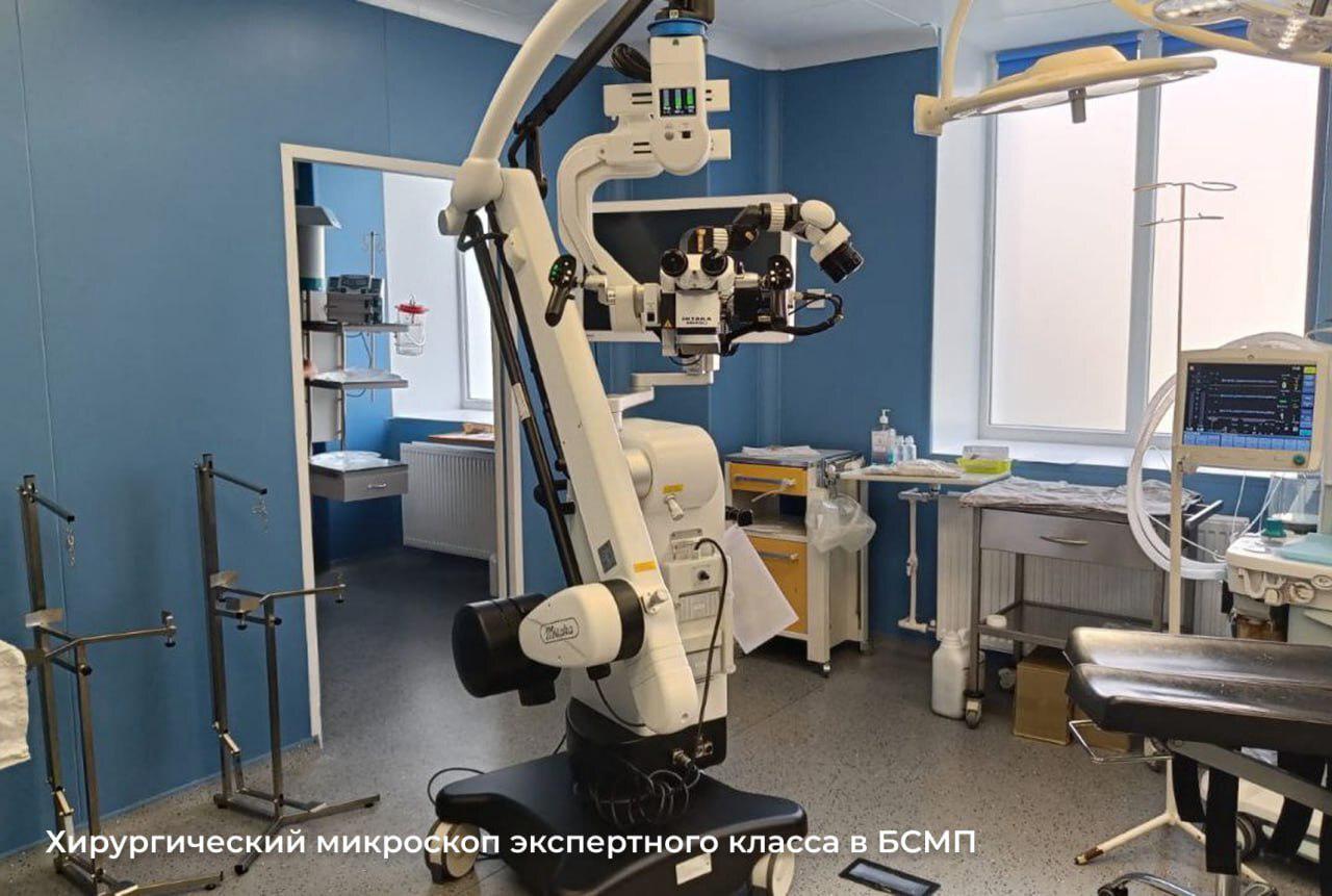 В БСМП закупили хирургический микроскоп аналогов которого в регионе нет По словам губернатора области новое оборудование значительно облегчит проведение операций поскольку во время вмешательства сразу трое хирургов смогут увидеть даже самые тонкие сосуды и мельчайшие анатомические структуры мозга В этом году новое оборудование устанавливают в 18 медучреждениях области Среди самых дорогостоящих рентген аппарат для областной и аппарат МРТ для гусевской больницы Фото телеграм канал Алексея Беспрозванных