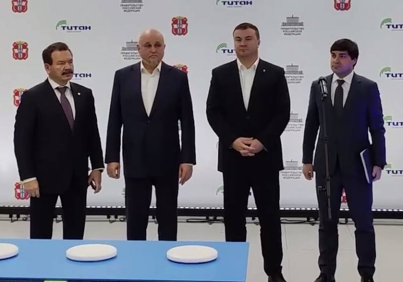 В Омске запустили новое производство полиизобутилена С рабочим визитом в Омск прибыл министр энергетики России Сергей Цивилев Вместе с губернатором Виталием Хоценко и председателем совета директоров ГК Титан Михаилом Сутягинским он дал старт производству полиизобутилена на заводе Омский каучук Проект был запущен в 2023 году Его реализация позволит полностью закрыть потребности внутреннего рынка и на 100 отказаться от импорта этого продукта