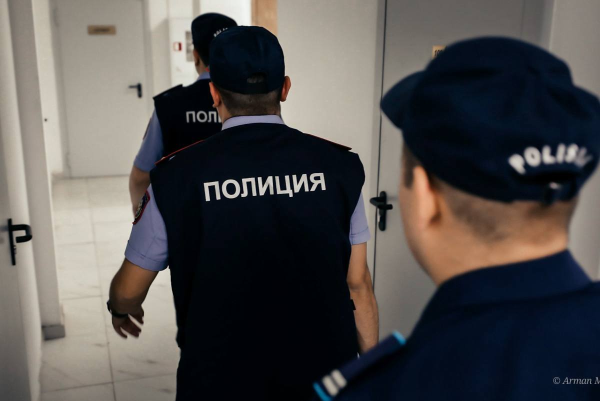 Двух карагандинцев задержали в ходе масштабной спецоперации Полиция раскрыла подпольную лабораторию Департамент полиции Карагандинской области продолжает активную борьбу с незаконным оборотом наркотиков реализуя принцип Закон и порядок 5 ноября в поселке Сортировка города Караганды была проведена масштабная спецоперация сотрудниками подразделения по противодействию наркопреступности при содействии прокуратуры области В ходе мероприятий задержаны двое местных жителей в возрасте 28 и 30 лет подозреваемых в организации подпольной лаборатории по производству синтетических наркотиков baq rus