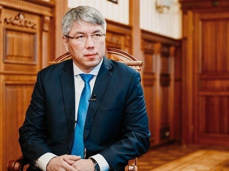 Глава Бурятии Алексей Цыденов прибыл в Монголию 2 мая Глава Бурятии прибыл в Улан-Батор по приглашению президента Монголии Ухнагийн Хурэлсуха. Алексей Цыденов посетит торжественный приём по случаю 80-летия Великой Победы в столице Монголии и примет участие в совместных праздничных мероприятиях. Напомним, в марте этого года Алексей Цыденов и мэр Улан-Батора Хишгээгийн Нямбаатаром договорились о проведении совместных культурно-спортивных мероприятий, посвящённых юбилею Великой Победы. Уже прошли Кубок по волейболу, памятные акции с возложением цветов к памятнику Г. К. Жукову и на Мемориале Зайсан Толгой. Ещё предстоят акции «Георгиевская лента», «Вальс Победы», уроки мужества в школах и фотовыставка «Вместе - к Великой Победе» в Музее города Улан-Батор. Глава Бурятии примет участие в двух мероприятиях: 3 мая премьерный показ фильма «Фронт Цэгмид» в Российском центре науки и культуры. 4 мая в главном концертном зале Соёлын Төв Өргөө пройдёт большой концерт «Великая Победа - великая дружба».