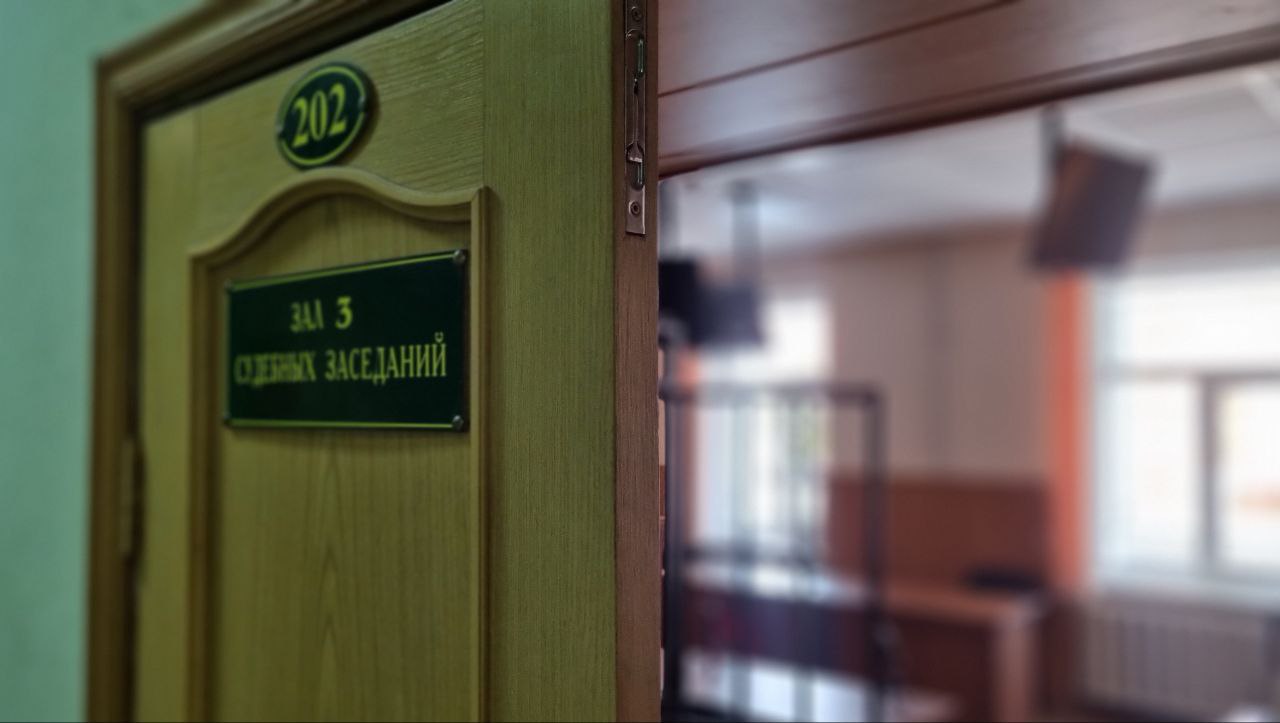 Владелец компании из Благовещенска осужден за мошенничество Он похитил 3 7 млн рублей у московской компании Благовещенский городской суд рассмотрел уголовное дело Садикова О З несудимого совершившего мошенничество с использованием своего служебного положения ч 4 ст 159 УКРФ В 2021 году Садиков являясь фактическим руководителем ООО Терминал Плюс предложил знакомому формально стать гендиректором фирмы Все управление и доступ к финансам остались у Садикова Осенью того же года московская компания заказала у них 20 бытовых вагончиков Зная что товар не будет поставлен Садиков решил похитить деньги и заключил договор на 3 7 млн рублей После получения предоплаты Садиков перестал выходить на связь с покупателем Деньги были потрачены по его усмотрению В суде Садиков признал вину и частично возместил ущерб вернув 500 тыс рублей На момент вынесения приговора он должен был вернуть еще 3 2 млн рублей Суд учел смягчающие обстоятельства чистосердечное признание раскаяние возраст подсудимого состояние его здоровья положительную характеристику с места работы и отсутствие судимостей С учетом этого суд применил статью 64 УК РФ Назначение более мягкого наказания чем предусмотрено и назначил Садикову штраф в 150 тыс рублей Кроме того он должен возместить оставшиеся 3 2 млн рублей ущерба