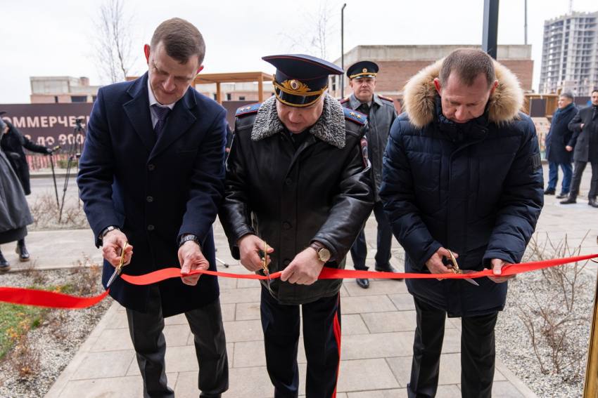 В Краснодаре участковых переселили из здания института животноводства!  Так, в рамках взаимовыгодных отношений, один из девелоперов построил и передал администрации здание участкового пункта полиции в поселке Знаменском.  На торжественной церемонии принятия присутствовал лично мэр города Евгений Наумов.  Сообщается, объект рассчитан на работу участковых уполномоченных и инспекторов по делам несовершеннолетних, заменив старое помещение в здании «Северо-Кавказского научно-исследовательского института животноводства».  Любо!