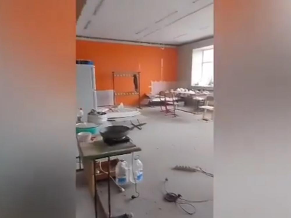 Бастрыкин поручил возбудить уголовное дело по недостроенной школе в Архангельской области Глава СК России дал указание возбудить уголовное дело по информации о нарушении прав жителей села Верхняя Тойма где никак не могут отремонтировать школу В середине недели мы писали о ситуации со школой в Верхней Тойме ремонт которой должен был завершиться в июле затем сроки сместились на 1 ноября но воз и ныне там Председатель Следственного комитета Российской Федерации Александр Иванович Бастрыкин дал указание и о руководителя СУ СК России по Архангельской области и Ненецкому автономному округу Михаилу Сергеевичу Нибаракову возбудить уголовное дело и представить доклад о ходе и результатах его расследования Исполнение поручения поставлено на контроль в центральном аппарате ведомства сообщили сегодня в Информационном центре СК Отметим что это уже третье уголовное дело за последние полгода связанное с ремонтами школ в Архангельской области В мошенничестве подозреваются директора фирм которые занимаются ремонтом школ в Приморском округе и Новодвинске