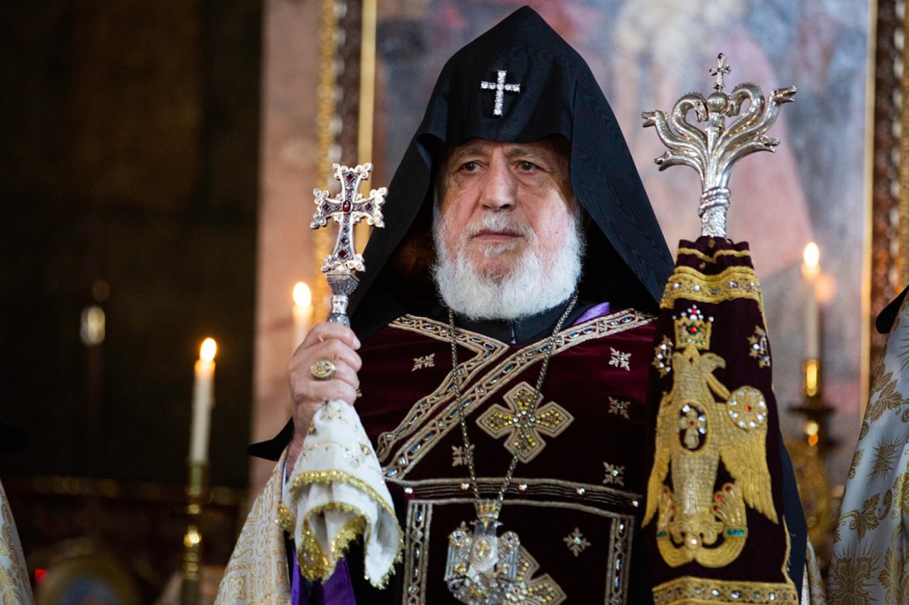 Католикос Гарегин II отбыл в Беларусь, где проведет церемонию освящения первой армянской церкви 17 мая Верховный Патриарх и Католикос всех армян Гарегин II, по приглашению епархии армян России и Новой Нахичевани, в сопровождении церковного духовенства отправился в Минск Республика Беларусь . Пресс-служба Первопрестола сообщает, что 18 мая Католикос Гарегин II возглавит церемонию освящения первой армянской церкви, построенной в Беларуси. • Дзен • Сайт • TikTok • Facebook • Instagram • YouTube • X/twitter