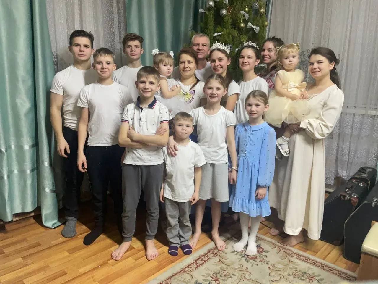 Звание Мать героиня присвоено жительнице Оренбургской области Людмиле Маковецкой Президент России Владимир Путин подписал указ о присвоении звания Мать героиня Людмиле Маковецкой жительнице села Подгородняя Покровка Оренбургского района Вместе с супругом она воспитывает 13 детей Самой младшей дочери Маковецких сейчас всего 4 года Пример Маковецких это символ любви и ежедневного труда на благо укрепления института семьи написал в своих соцсетях губернатор Оренбургской области Евгений Солнцев ВЕСТИ ОРЕНБУРЖЬЯ в telegram в MAX