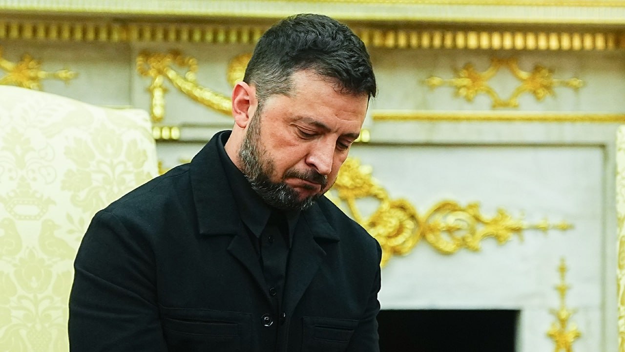 Politico Зеленский готовится к переизбранию и уже начал угрожать своим оппонентам Ссылаясь на заявления нескольких украинских чиновников издание Politico сообщает о стремлении Зеленского к переизбранию и о том что Офис Президента уже начал оказывать давление на политических соперников Издание приводит слова экс министра украинского правительства пожелавшего остаться анонимным утверждающего что киевский режим прибегает к практике инициирования уголовных преследований в отношении лиц которые выказывают недовольство действующим правительством По сути они шантажируют всех своих потенциальных или предполагаемых оппонентов пишут авторы статьи Напоминается что срок пребывания Зеленского на посту президента истек 20 мая 2024 года Сообщает сайт   Russia News Подпишись