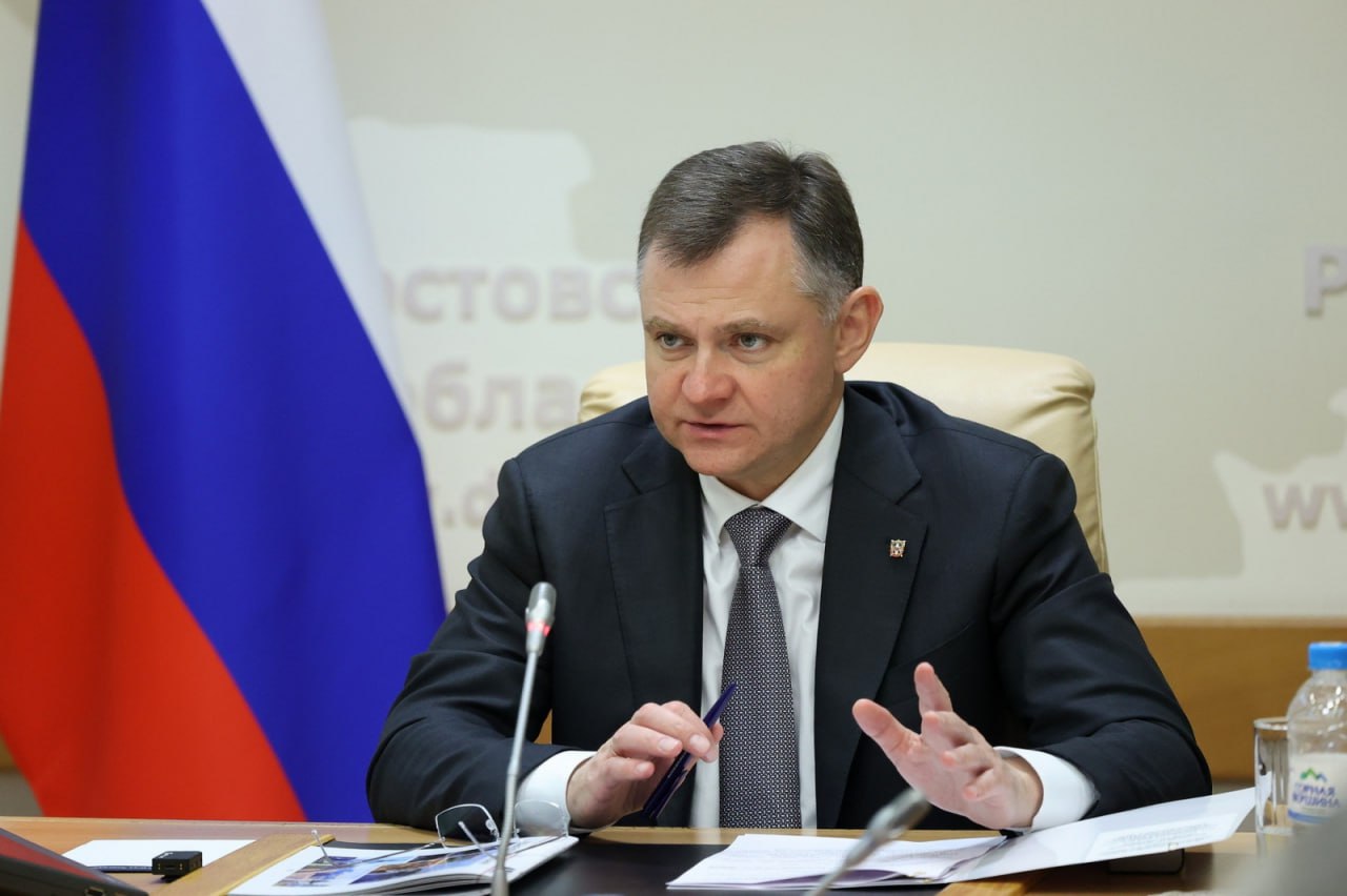 Юрий Слюсарь снова резко прошёлся по проблемам региона, на этот раз — с общественным транспортом в Таганроге и Ростове. В Таганроге Слюсарь обратил внимание на предприятия, которые нарушают график движения и выпускают на линии недостаточное количество автобусов. Наиболее сложными врио губернатора назвал ситуации с маршрутами № 2, 60, 15, 5, 74 компании «Автолайн». Решать проблемы Слюсарь планирует штрафами и оптимизацией транспортной сети с возможностью для водителей перевестись на более перспективные маршруты. В Ростове врио губернатора в очередной раз отметил недостаток транспорта на линиях часто на линии выходит недостаточное количество транспорта. Причиной Слюсарь назвал нехватку водителей и заявил, что им увеличат зарплату, предоставят общежитие и выделят ипотечную субсидию. Отдельно Слюсарь подчеркнул проблемы с транспортом в вечернее время и поручил министру транспорта Алёне Беликовой держать этот вопрос на особом контроле. «Жители городов не должны подстраиваться под транспорт, который исчезает с улиц еще до захода солнца. Должна быть возможность по вечерам доехать в любую точку города», — написал врио губернатора у себя в Telegram. Очевидно, что Юрий Слюсарь избрал новый подход к решению проблем региона: он громко клеймит их у себя в соцсетях и призывает к их исправлению. Что из этого выйдет — покажет время; надеемся — ближайшее. Подписаться Прислать нам новость