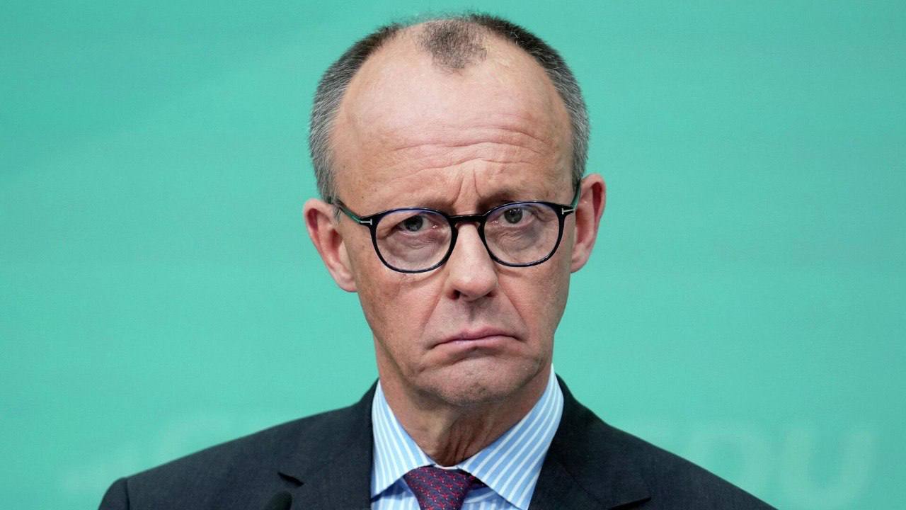 Bloomberg Мерц под давлением немцы теряют терпение Канцлер Германии Фридрих Мерц сталкивается с критикой из за экономической неопределённости и конфликтов в коалиции пишет Bloomberg Молодое крыло ХДС ХСС грозит заблокировать пенсионную реформу а социальные демократы отказываются менять законопроект Опрос RTL n tv показывает что лишь 16 немцев хотят видеть Мерца кандидатом на следующих выборах Bloomberg отмечает что следующий год станет решающим для его правительства Подпишись на primulinmd