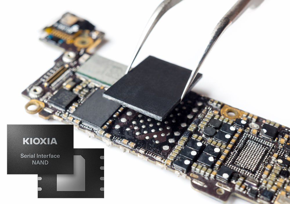 Apple согласилась на условия Kioxia по удвоению цен на память NAND Корпорация была вынуждена пойти на сделку с Kioxia ранее Toshiba Memory предусматривающую удвоение цен на поставки памяти NAND уже со следующего квартала Кроме того стоимость чипов будет корректироваться ежеквартально Apple сотрудничают со всеми тремя ключевыми мировыми производителями DRAM Samsung SK Hynix и Micron и рядом производителей NAND включая Kioxia Мой Компьютер