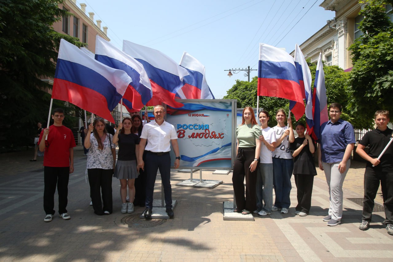 В Симферополе ко Дню России открылась фотовыставка «Россия в людях» Экспозиция рассказывает о выдающихся крымчанах, чьи труд, талант и преданность родному краю вносят вклад в развитие региона и страны. Замминистра внутренней политики, информации и связи РК Александр Дяченко в своем обращении к гостям мероприятия отметил, что выставка «Россия в людях» — лишь малая часть большого повествования о людях, которые своими делами пишут историю современного Крыма и России. Выставка продлится до конца июня. #МининформКрыма