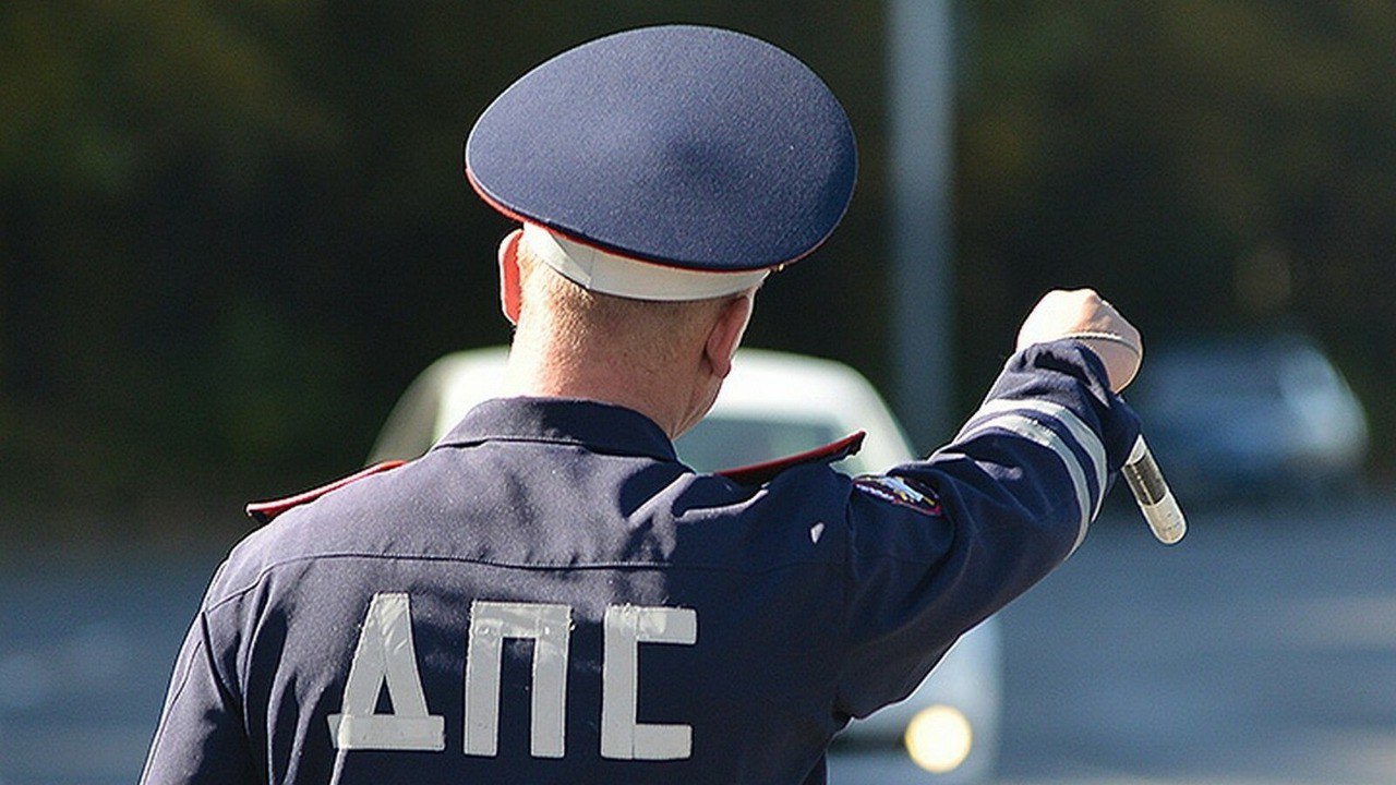 В Южно-Сахалинске отделом дознания УМВД возбуждено уголовное дело по ч.1 ст. 264.3 УК РФ.    24 июля 2025 года сотрудники ГАИ остановили автомобиль, водитель 1991 г.р. не предъявил документы. Выяснилось, что он никогда не получал водительское удостоверение, и 27 декабря 2024 года уже задерживался за аналогичное нарушение, за что был оштрафован на 7000 рублей.    Теперь, за повторное управление автомобилем без прав, ему грозит уголовная ответственность по статье 264.3 УК РФ, предусматривающей до года лишения свободы.   ‍ ‍ ‍ ‍  Уголовная ответственность для систематических нарушителей введена в России с 25 июля.