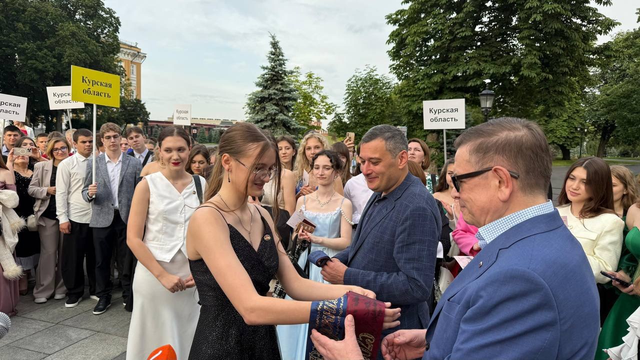 У курских медалистов завершился второй день Кремлёвского бала в Москве. Ребята посетили экскурсию на корабле: три часа курсировали по Москве-реке. Маршрут проходит вдоль центральных достопримечательностей столицы: это Кремль, парк Зарядье и статуя Петра Великого.    Также в культурно-развлекательную программу для выпускников входило посещение государственного музея-заповедника, дворцово-паркового комплекса XVIII века «Царицыно».    Врио губернатора Курской области Александр Хинштейн договорился с гендиректором Государственного Кремлёвского дворца Петром Шаболтаем о ежегодном участии курских выпускников во Всероссийском выпускном бале.  «Мы должны делать всё что в наших силах, чтобы наши дети росли счастливыми! Потому что только такие люди сохраняют в себе силы и желание сделать нашу страну лучше! Они правда уникальные — добрые, сильные, искренние. Очень хочется, чтобы жизнь у них складывалась, и никакие испытания не становились преградами на их пути!», – поделился Александр Хинштейн. #губернатор46 #образование46     Вступай:   ВК   ОК    Rutube