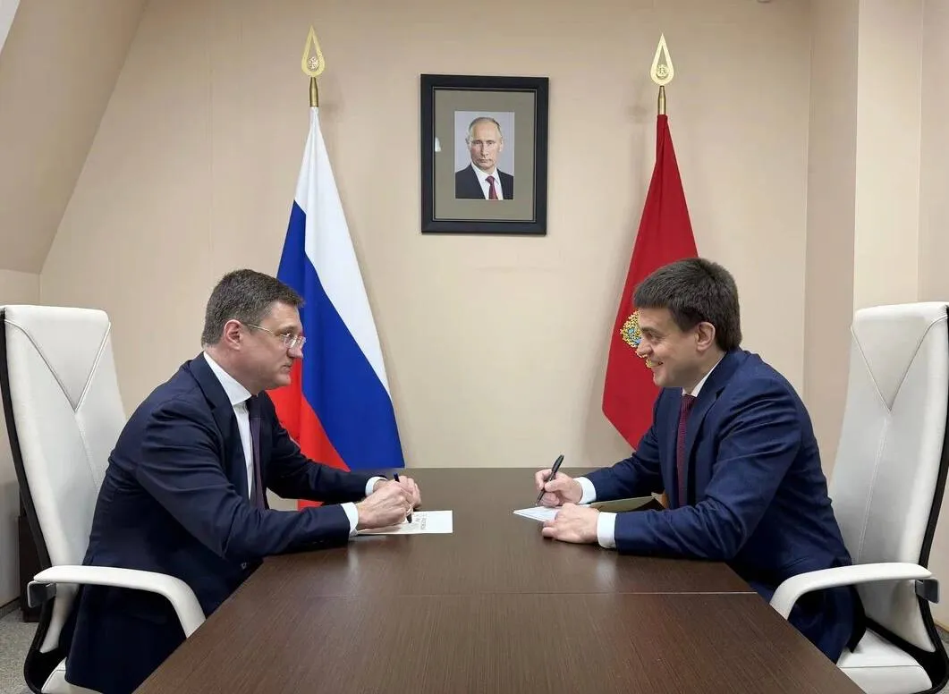 Сегодня в Красноярске с рабочим визитом находится заместитель Председателя Правительства Российской Федерации Александр Новак Утром на встрече обсудили вопросы социально экономического развития края Также в центре внимания подготовка краевой столицы к 400 летию В течение дня проверим объекты которые формируют новый облик Красноярска и проведем федеральный оргкомитет Кроме того Красноярский край сегодня принимает всероссийское мероприятие по повышению производительности труда Вместе с Александром Валентиновичем коллегами из регионов и федеральных министерств руководителями предприятий и экспертами оценим лучшие практики которые помогают повышать эффективность экономики и социальной сферы Подписывайся на канал МАКС