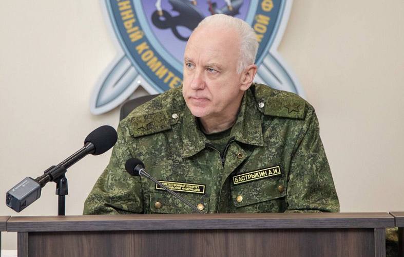 Бастрыкину доложат о проверке водоснабжения в хуторе Арпачин Председатель Следственного комитета Александр Бастрыкин поручил возобновить уголовное дело по обращениям жителей хутора Арпачин Ростовской области, которые жаловались на плохое водоснабжение. Более десяти лет жители испытывают перебои с подачей воды, а с апреля по ноябрь вода полностью отсутствует, несмотря на наличие водопровода. Обращения граждан в разные органы не приводили к результатам. Ранее ситуация уже привлекала внимание СМИ и Следственного комитета, и по инициативе Бастрыкина два уголовных дела уже возбуждались. Однако прокурор Багаевского района и его заместитель отменили эти решения, а попытки обжалования не увенчались успехом. В настоящее время в Следственном управлении по Ростовской области проводится процессуальная проверка. По указанию Бастрыкина руководитель Следственного управления по Ростовской области Аслан Хуада должен вновь возбудить уголовное дело и доложить о ходе расследования. Контроль за исполнением поручения взят на себя центральный аппарат ведомства.