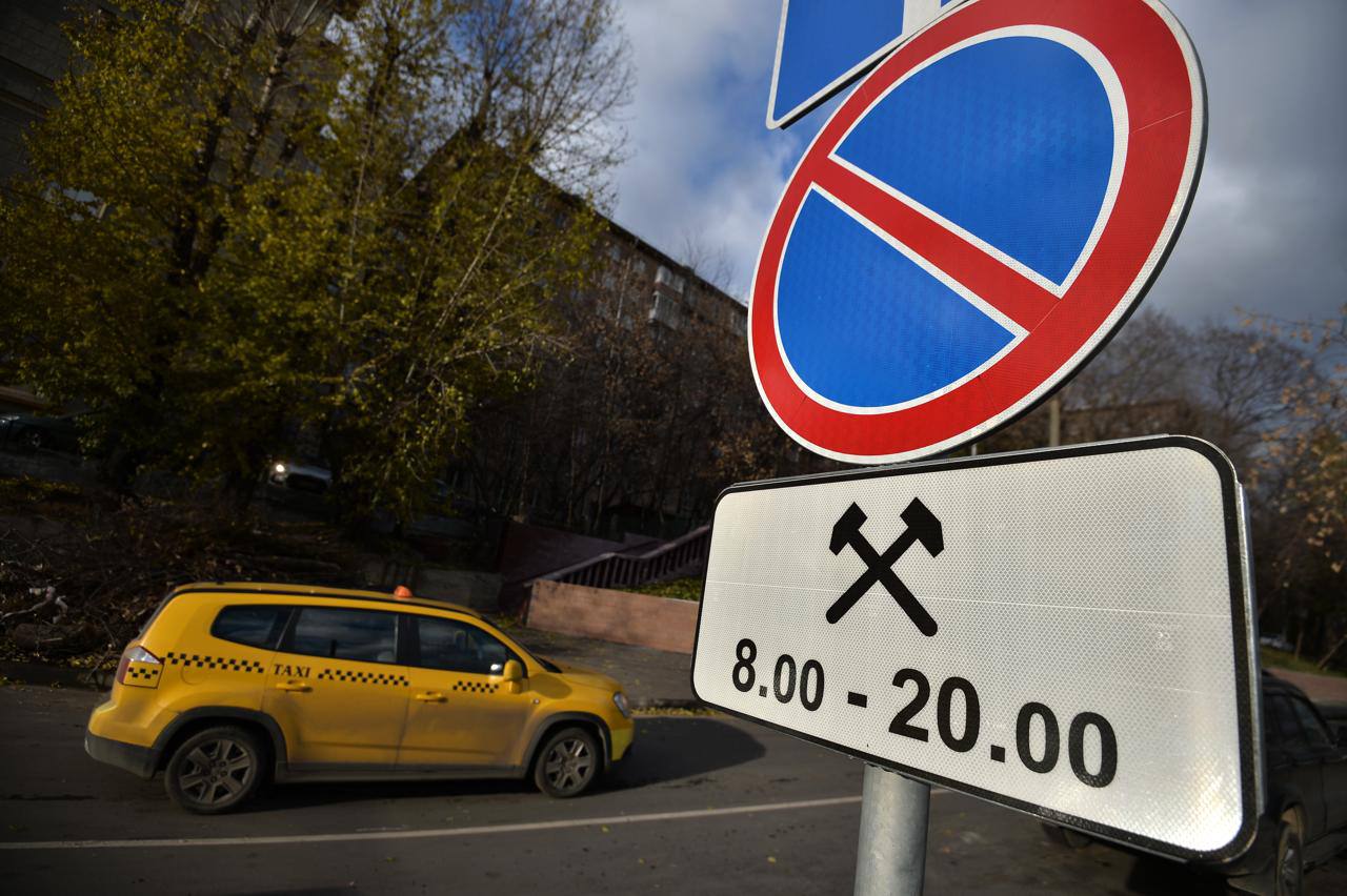 В ГАИ опровергли слухи о планах внести в ПДД поправки, приравнивающие любую остановку авто с заглушённым двигателем к стоянке. Такая информация ранее ходила в Telegram-каналах. : ТГ Зеркало MAX