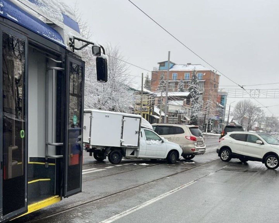 Движение трамваев приостановлено по проспекту Коста в районе Турбазы из-за мелкого ДТП, сообщает пресс-служба АМС.