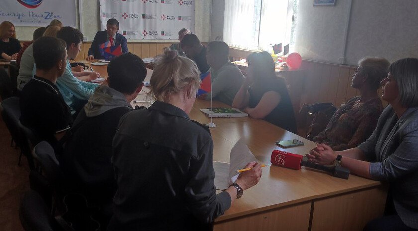 Молодежь Бердянска рассказала о трудоустройстве несовершеннолетних Трудоустройство несовершеннолетних стало темой собрания организационного комитета молодежного клуба «Ты в центре» при Центре занятости населения Бердянска. Об этом сообщает корреспондент Запорожского агентства новостей. «Мы рассмотрим актуальные темы трудоустройства несовершеннолетних и как помочь подросткам найти их первую работу», — сообщил ведущий инспектор отдела по оказанию услуг по профессиональному обучению, профориентации, психологической поддержке и социальной адаптации Родион Кныш. Читать полностью