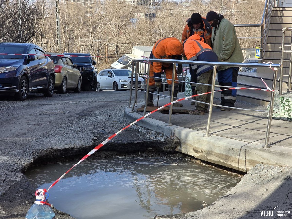 В прокуратуре сообщили, что причиной просадки грунта на Авроровской, куда провалился Nissan Patrol, стала авария на сети холодного водоснабжения, которая проходит под землёй.