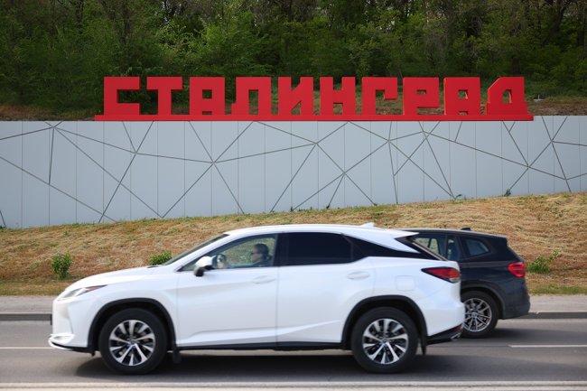 Лидер КПРФ Геннадий Зюганов рассчитывает что решение о возвращении Волгограду наименования Сталинград может быть принято уже в нынешнем году Об этом он заявил отвечая на вопрос РГ Председатель партии напомнил что ранее высказал подобное предложение на встрече президента Владимира Путина с главами парламентских фракций и глава государства ответил что над этим стоит подумать и что вопрос должны решать местные жители Зюганов считает что данный вопрос затрагивает не только жителей Волгограда но и всей страны Он привел данные опроса согласно которым 80 респондентов одобряют переименование По его оценке главное объяснить россиянам такое решение то что название Сталинград связано с исторической памятью великой Победой Это было нормально воспринято Только надо объяснить людям сказал Зюганов Причем обратил внимание политик даже во Франции есть наименования населенных пунктов связанных со Сталинградом При этом лидер партии считает что перебарщивать с переименованиями не надо например Нижнему Новгороду возвращать название Горький и т п Нельзя увлекаться считает он Фото РИА Новости Подписаться на Российскую газету в Читать нас в MAX