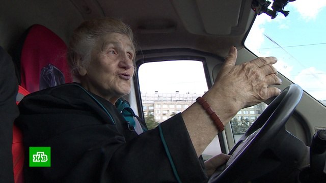 В Петербурге умерла блокадница и волонтер Галина Яковлева Несколько лет назад бабушка создала благотворительный фонд Доброта Сама за рулем грузовичка развозила вещи и продукты инвалидам пенсионерам многодетным Галине Ивановне было 86 лет Помимо статуса жителя блокадного Ленинграда она была лауреатом премии Андрея Первозванного и победительницей конкурса Женщина года 2019 в номинации Социальная работа Прощание пройдет завтра в церкви на Большеохтинском кладбище Подписаться на НТВ Петербург Буст канала