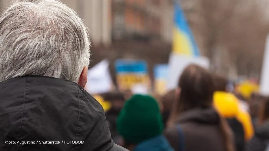 16 тысяч украинских беженцев выселят из Ирландии Власти вдруг осознали что ни одна другая страна ЕС больше не предоставляет таких условий для беглых патриотов Обычные граждане буквально содержат на свои налоги небольшой город мигрантов Мы хотим положить конец ситуации при которой на нашу господдержку полагаются 16 тысяч человек Им придется уехать цитирует ирландского министра миграции Колма Брафи Sunday Times В течение ближайших 12 месяцев с украинцами расторгнут договоры на жилье Но без гроша в кармане те не останутся за добровольное возвращение домой гостям обещают выплатить 2500 на человека или до 10000 на семью примерно 225 и 900 тысяч рублей При этом большая часть беженцев мужчины призывного возраста Можно себе представить что их ждет по возвращении на родину   Подпишитесь на Абзац в Mах