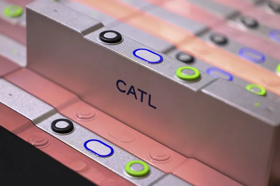 Прибыль CATL выросла на 41 благодаря расширению деятельности производителя аккумуляторов за рубежом Чистая прибыль за отчётный период выросла на 41 и составила 18 5 млрд юаней 2 6 млрд долларов сообщила компания в понедельник что примерно соответствует прогнозам аналитиков составленным Bloomberg Выручка также выросла но меньше чем ожидали аналитики По данным SNE Research CATL сохранила мировое лидерство обеспечив 36 8 установленной мощности аккумуляторов для электромобилей за первые восемь месяцев 2025 года Доля местного конкурента BYD Co увеличилась благодаря спросу на собственную линейку электромобилей хотя он сталкивается с растущей конкуренцией со стороны множества автопроизводителей поставляющих аккумуляторы CATL jkinvest news jkinvest