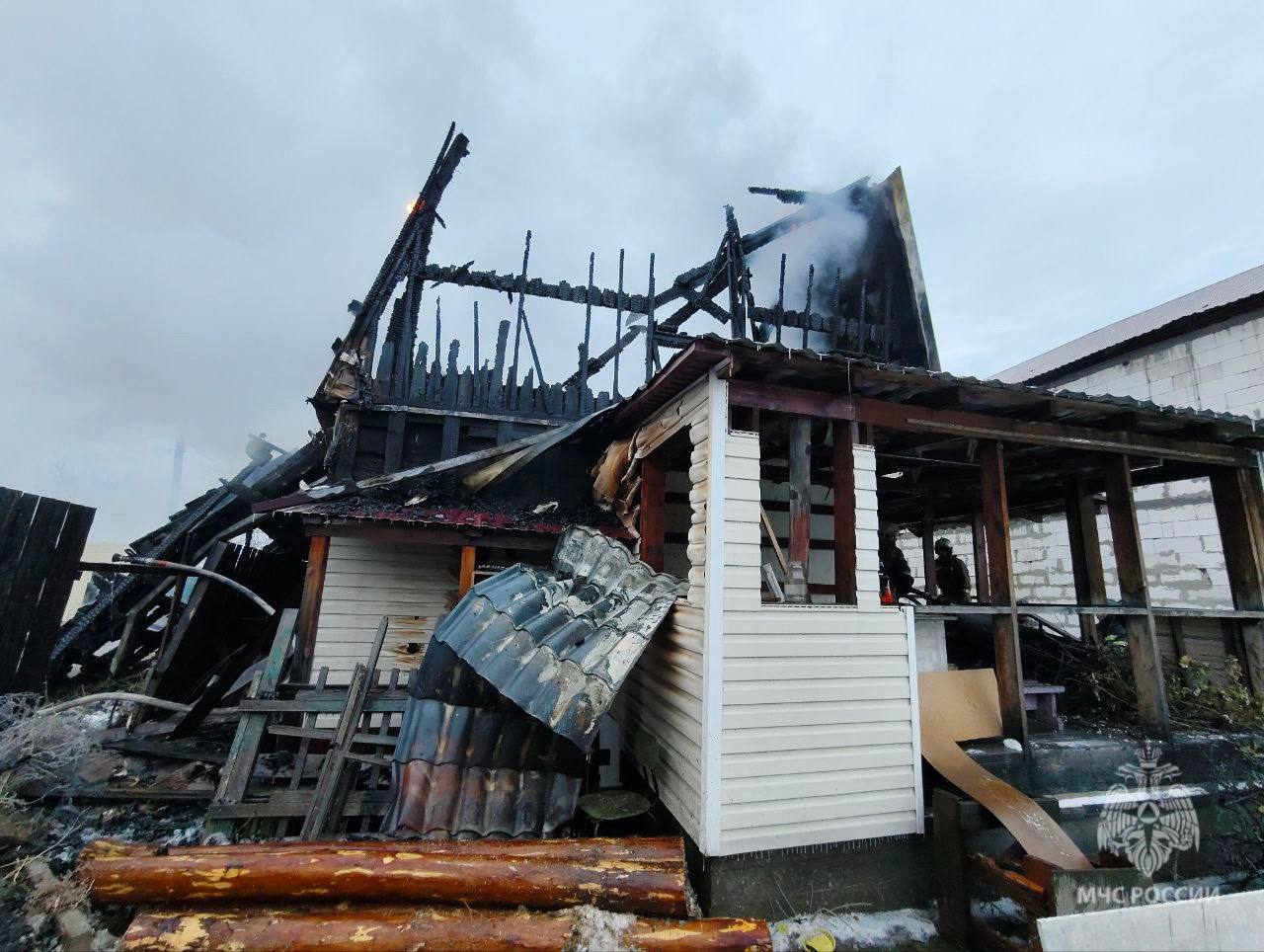 В Улан Удэ сгорел дом в ДНТ Черемушки Все случилось сегодня утром Когда пожарные прибыли на место огонь полностью охватил строение Обошлось без пострадавших К тушению привлекались 19 человек личного состава Они оперативно предотвратили дальнейшее распространение пламени Предварительно причиной возгорания послужил аварийный режим работы электросети отметили в ГУ МЧС по Бурятии Бурятия Подробности в Номер один Сообщить нам свою новость можно по кнопке Письмо в редакцию