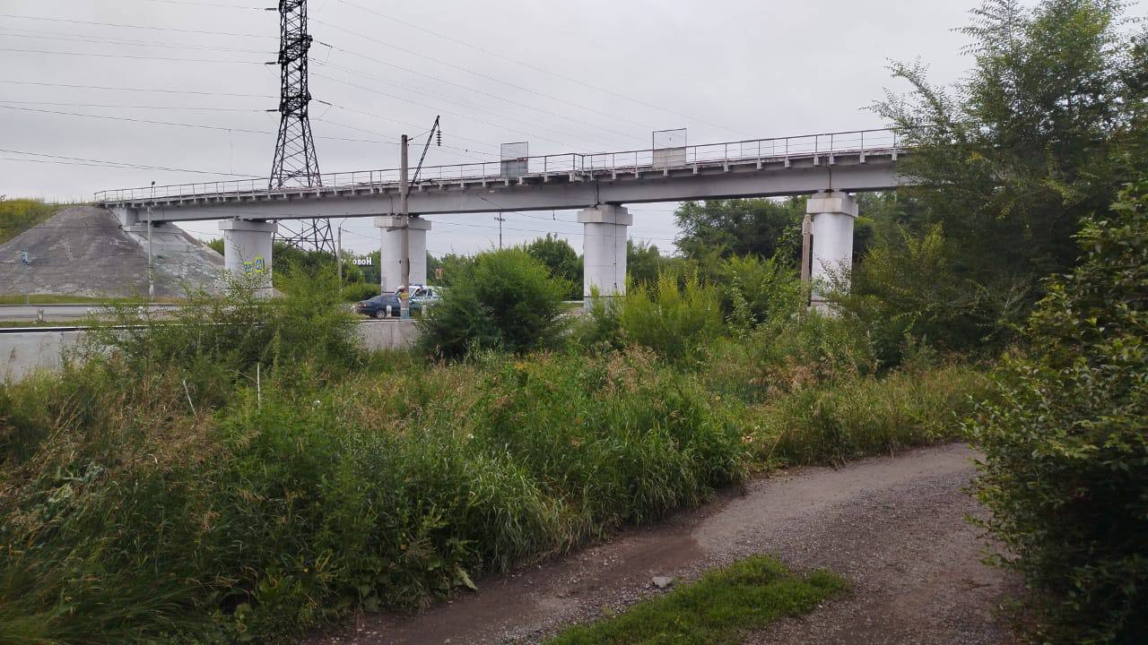 В Новоалтайске транспортные полицейские устанавливают личность мужчины, травмированного грузовым поездом Инцидент произошел на перегоне Присягино-Алтайская. По предварительным данным, мужчина находился в колее железнодорожного полотна. Машинист локомотива, заметив его, подал звуковой сигнал и применил экстренное торможение. Несмотря на принятые меры, столкновения избежать не удалось. Пострадавшего с травмами головы доставили в больницу, врачи оказывают ему необходимую помощь, - сообщает Транспортная полиция Сибири. Собранные транспортными полицейскими материалы будут направлены в Восточное межрегиональное следственное управление на транспорте СК России для проведения дальнейшей процессуальной проверки.